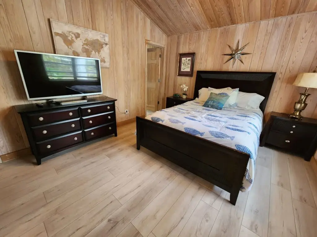 Cozy, well-appointed bedroom