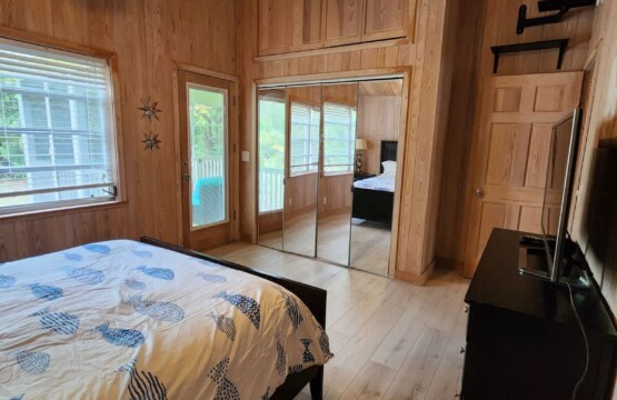 Cozy, well-appointed bedroom